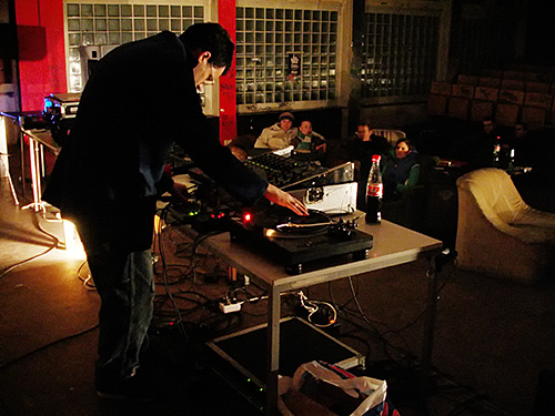 Stefan Beck At the IVI (picture: derMarkus) Stefan Beck noise turntable scratching at the IVI (picture: derMarkus)