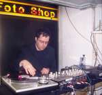 Scratching at Fotoshop, Berlin. Foto: Mike