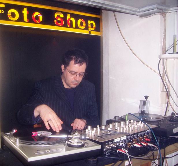 Scratching at Fotoshop, Berlin. Foto: Mike
